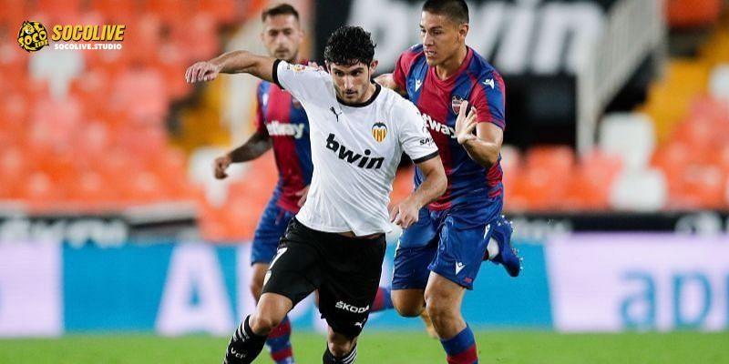 Những pha va chạm quyết liệt luôn là đặc sản mỗi khi Valencia vs Levante đối đầu