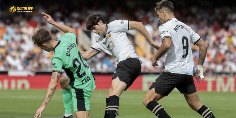 Thầy trò HLV Diego Simeone mang đến lối đá thực dụng và khối "bê tông" vững chắc trong chuyến làm khách bão táp